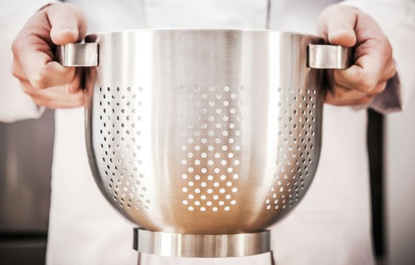 What type of colander is best for draining pasta without losing small pieces?