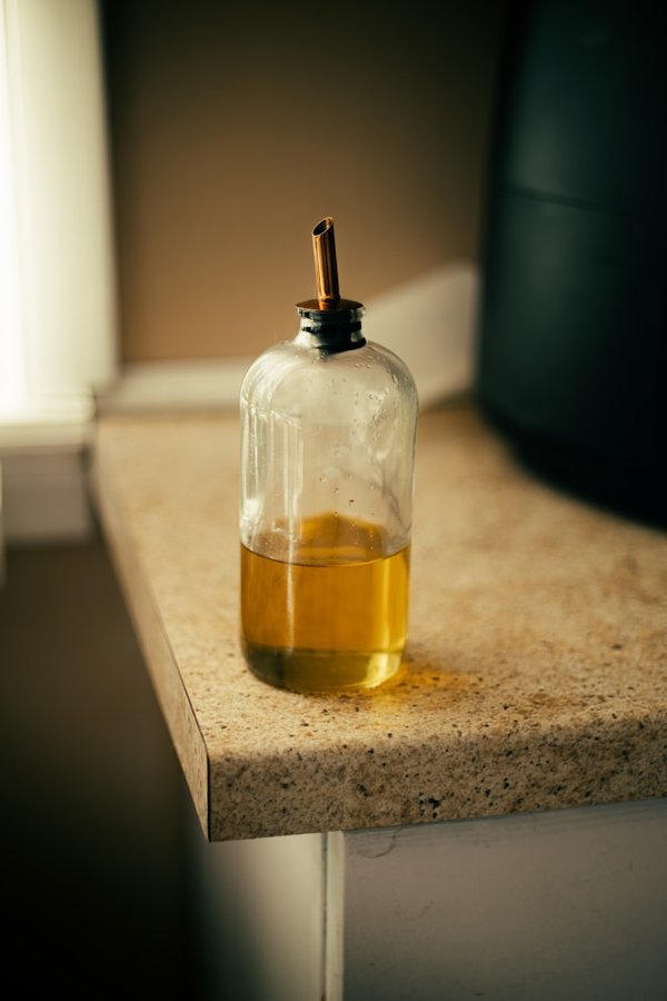 How can you select an oil dispenser that minimizes oxidation and preserves flavor?